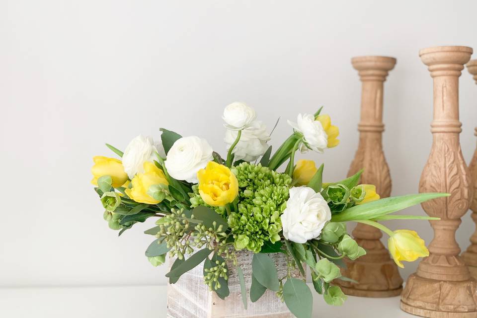Centerpiece with yellow hues