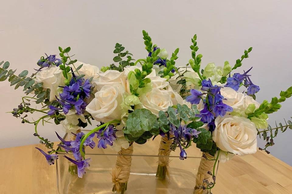 Cream/blue bridesmaid bouquets