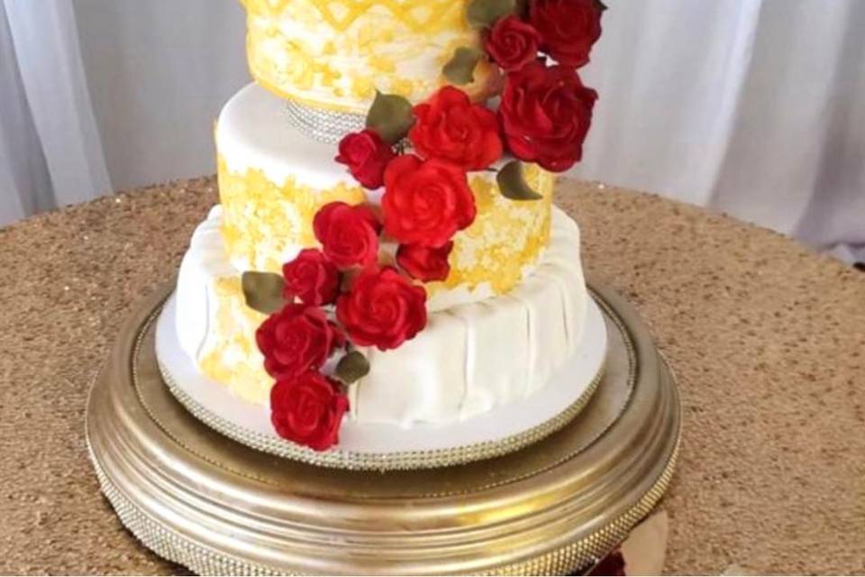 Red roses on cake