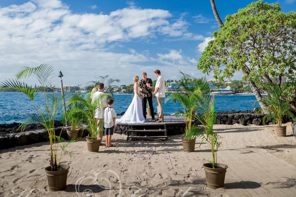 Sunset Cove ceremony at Royal Kona Resort © Karen Loudon Photography