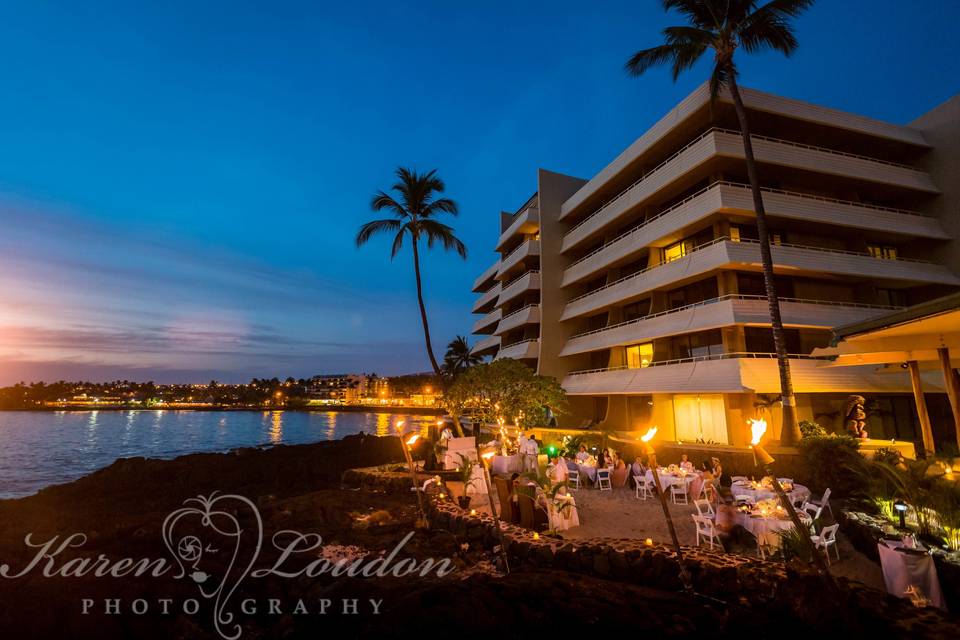Sunset cove wedding reception at Royal Kona Resort © Karen Loudon