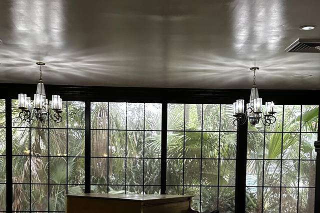 Piano in the Oak Rom