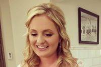Wavy hair with simple makeup look