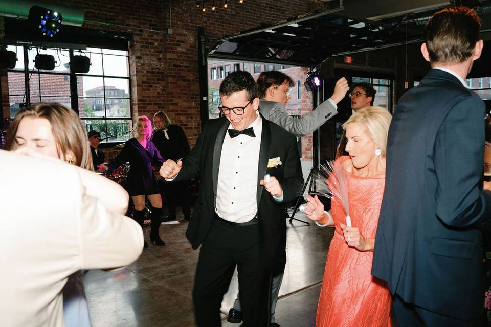 Hollywood5 Wedding Band