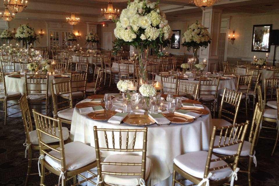 Table setting with centerpiece