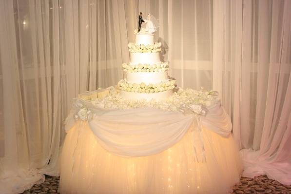 Cake Table (Fantasy Table Skirt(R0