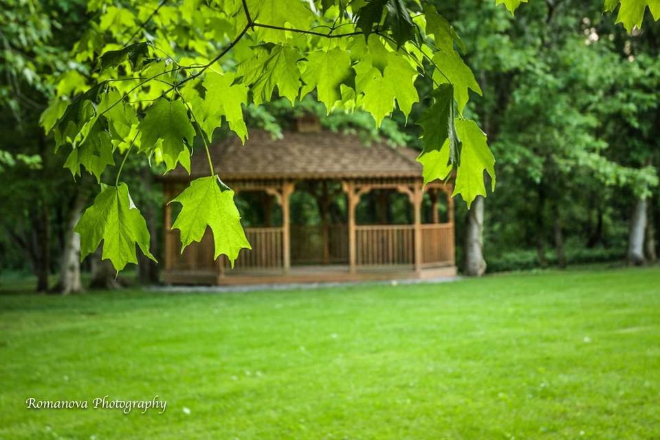 Ceremony gazebo in dazzling green