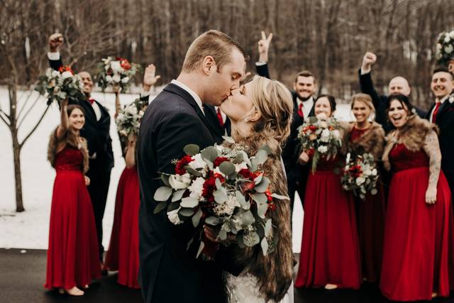Newlyweds kissing - Megan Jerndt Photography