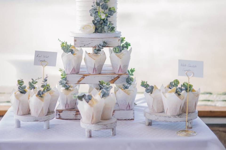 Minimalistic wedding cake