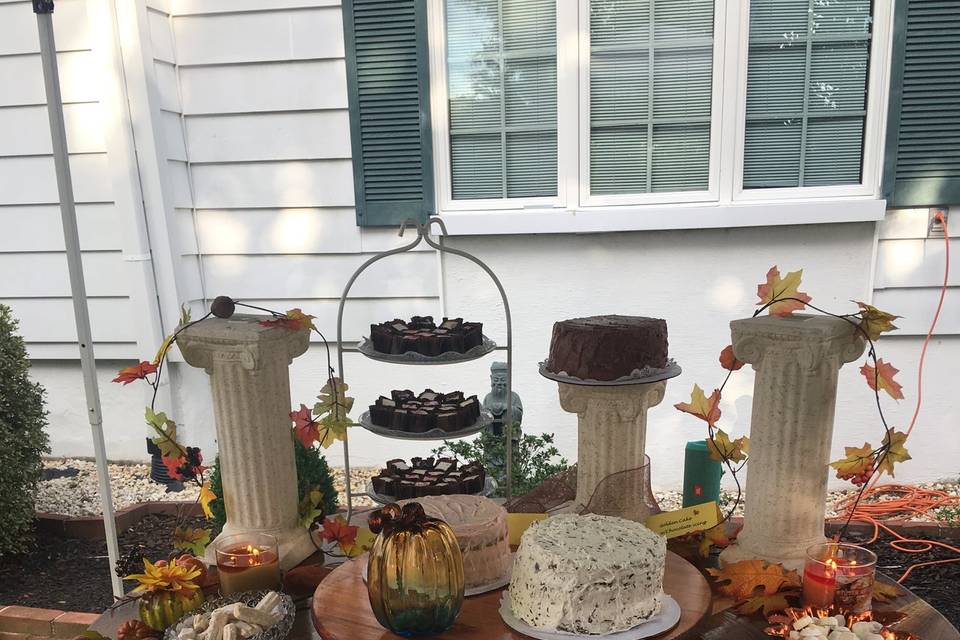 Cake table with column tiers