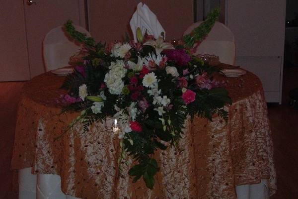 Sweetheart Table/Center has opening for Bridal BQT to drop in vase (fills the center)