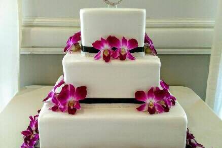 Cakes with fresh flowers