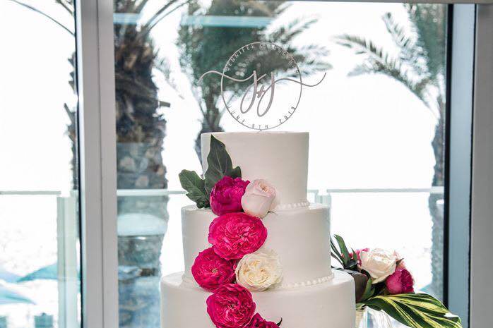 Cake with fresh flowers