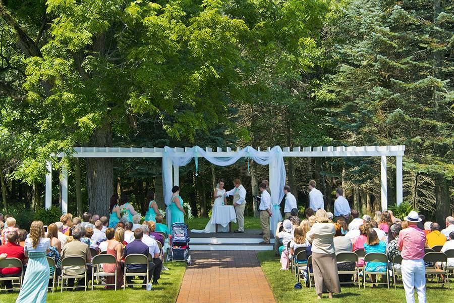 Elegant outdoor ceremony