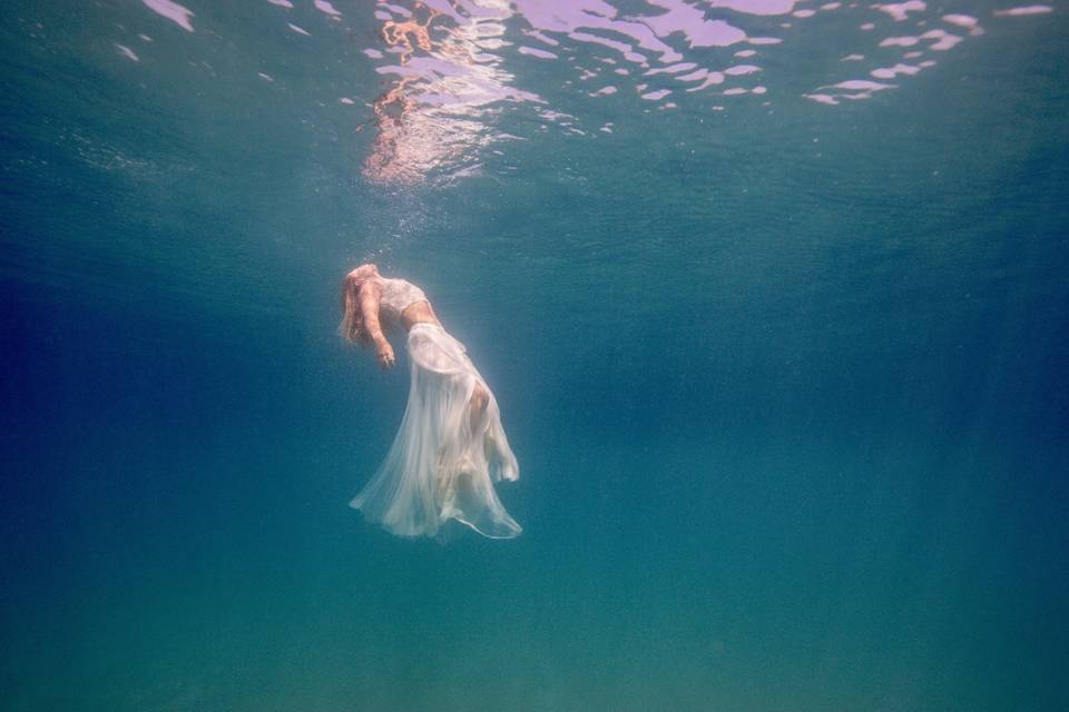 Underwater bride