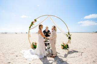 Angel of love, Officiant Linda Moore
