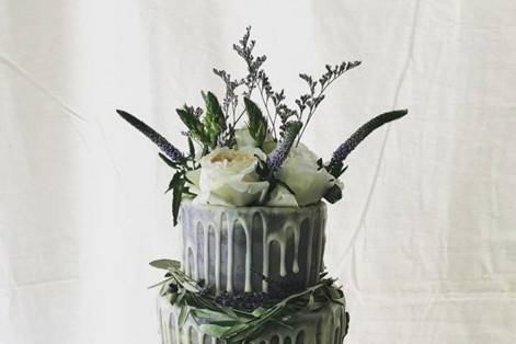 Cake with floral decorations