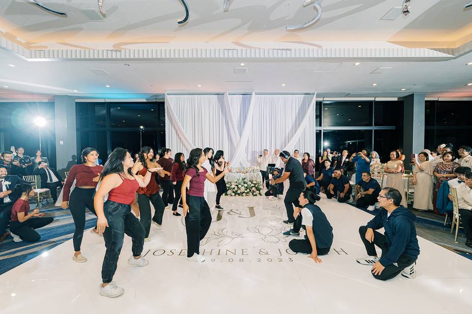 COUPLE'S BATTLE DANCE