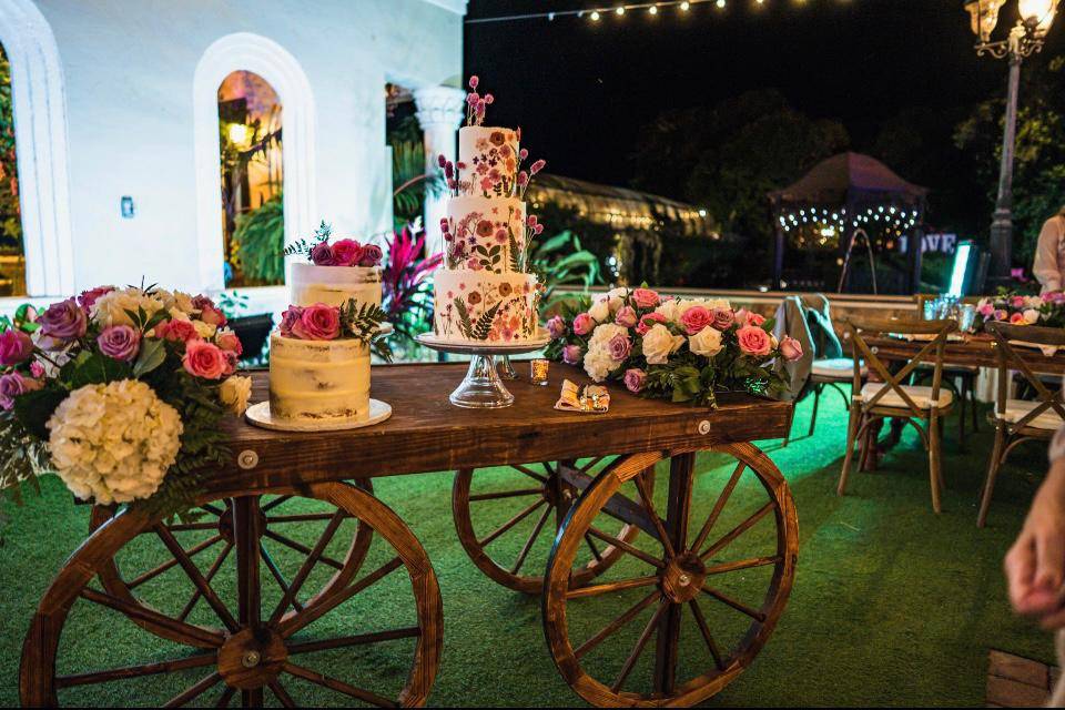 Wedding cake table decoration