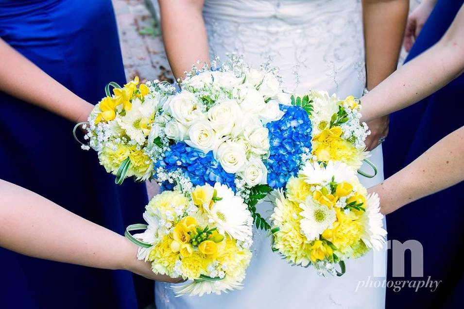 Elegant and country mix of blues, yellows and whites.