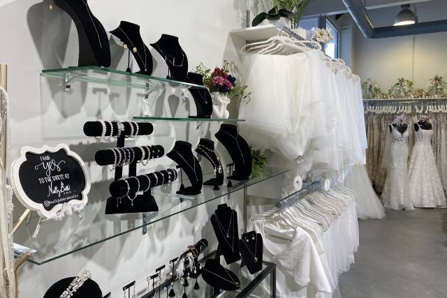 Accessories & Veils
