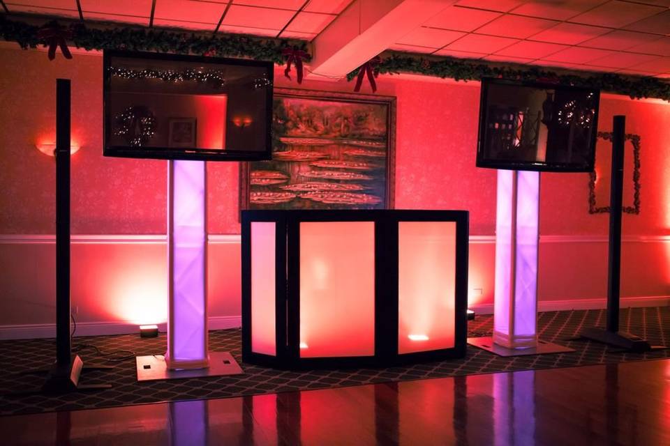 Plush frontboard, column lighting, 2 plasmas, Bose sound system, uplighting