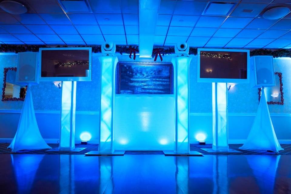 Kinetic Frontboard, 2 White Columns, 2 White Plasmas, White Speakers