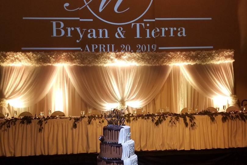 Beautiful cake / drapery decor