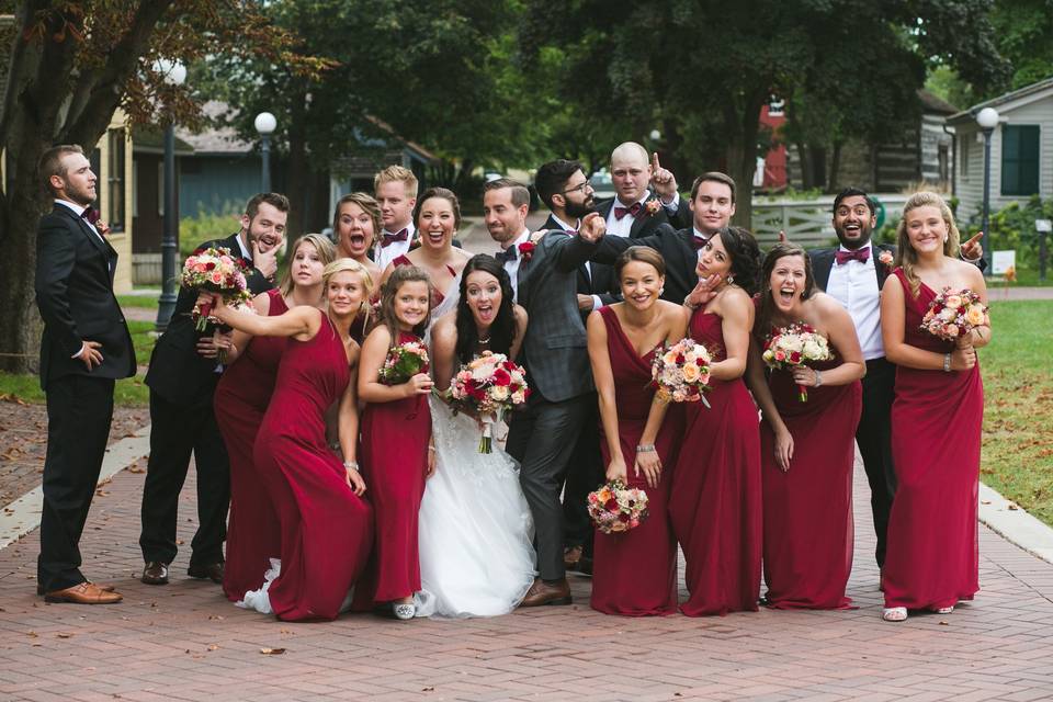 Couple with bridesmaids and groomsmen