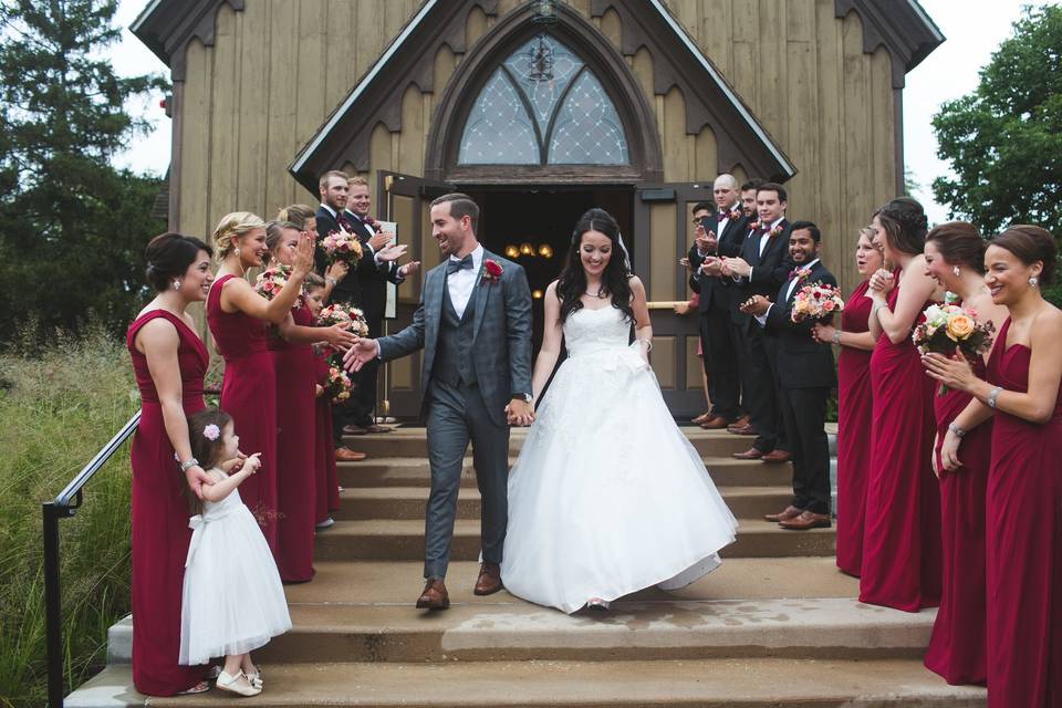 Couple with bridesmaids and groomsmen