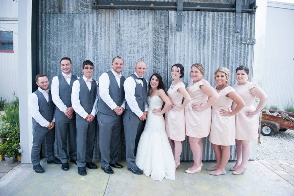 Couple with bridesmaids and groomsmen