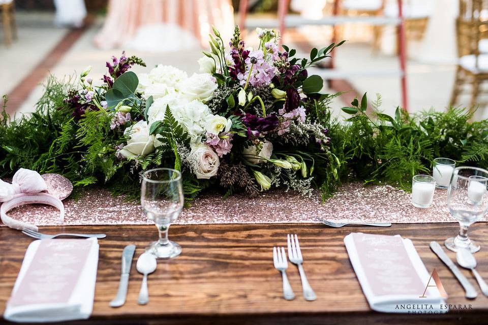 Gorgeous table to top with a blush sequin runner andthe beautiful centerpiece