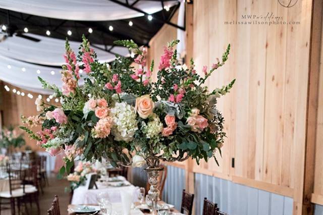 Guest accommodations!I would love to sit a table like this.