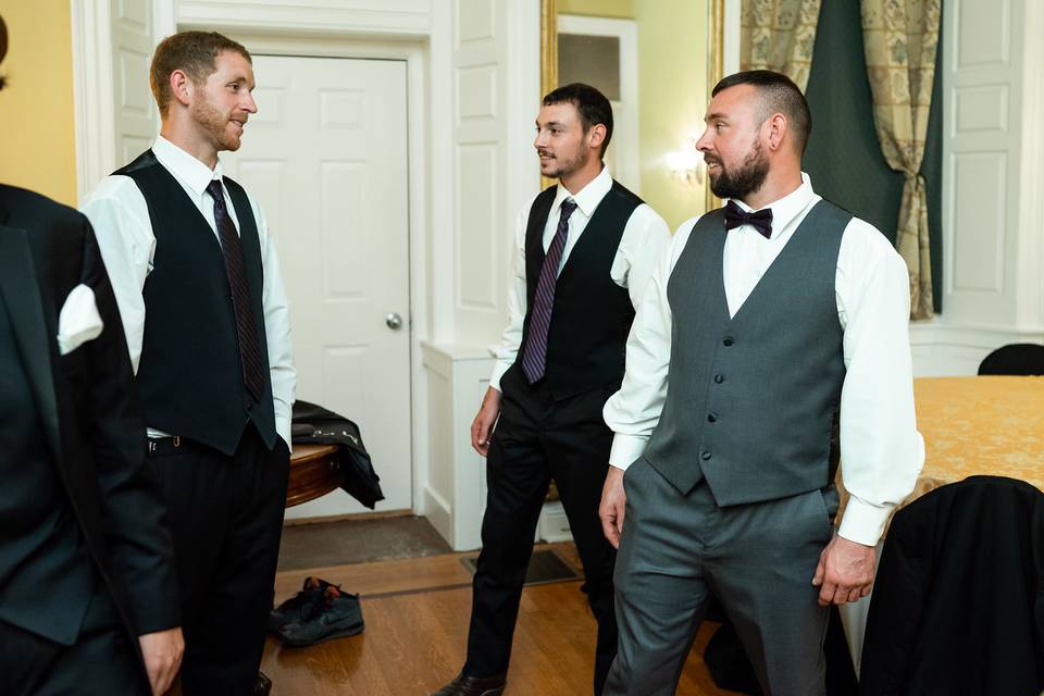 Groomsmen lounge available