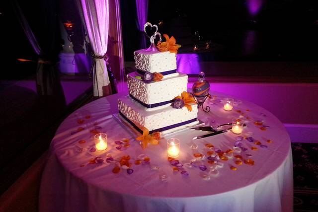 Cake pin-spot lighting