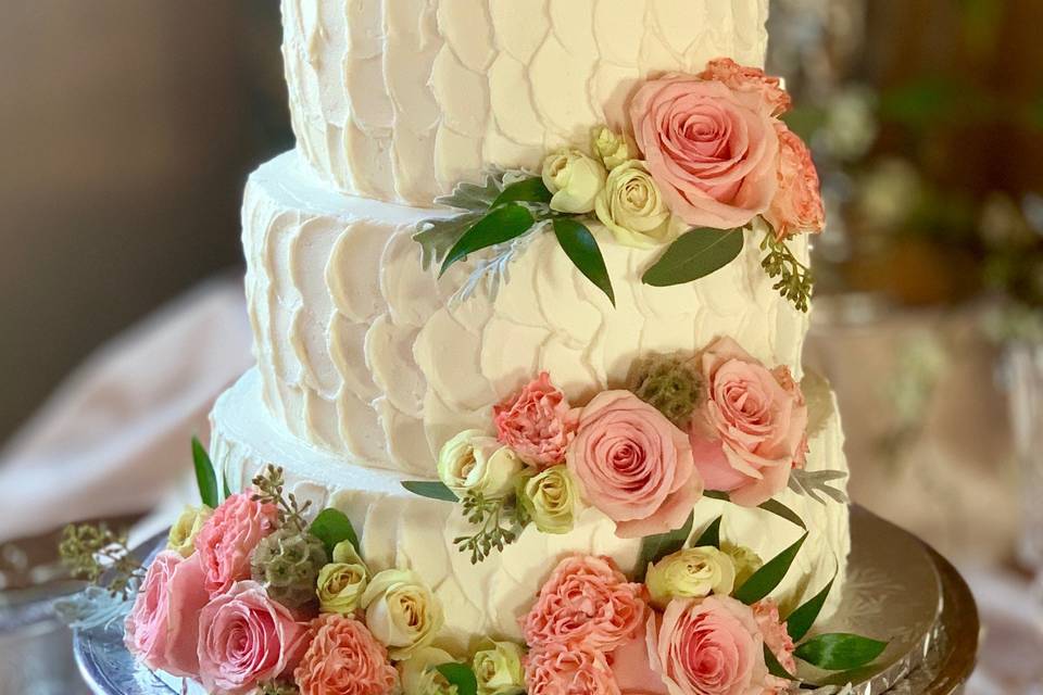 Scalloped buttercream with ros