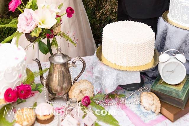 Couple eating the wedding cake