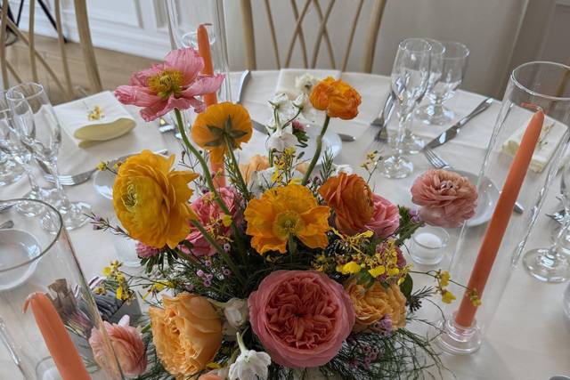 Low centerpiece garden rose