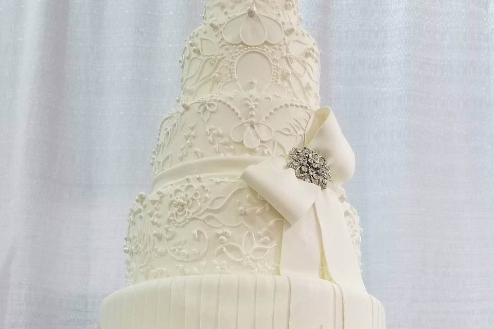 All-white Luxury wedding Cake