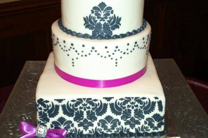 4-tier cake with square base layer