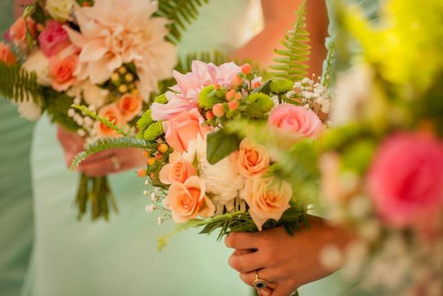 Peach roses bouquet