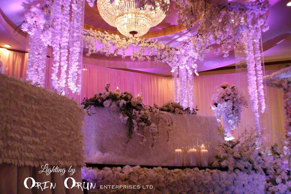 Head table arrangement and lighting