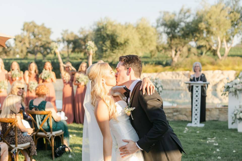 Kiss at the end of the aisle