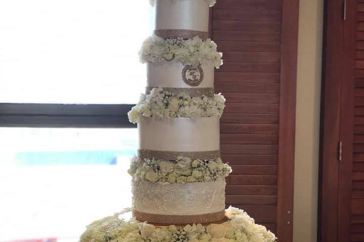 Wedding cake with fresh flowers