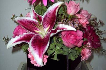 Calla lily, rose and green hydrangea river rock in vase