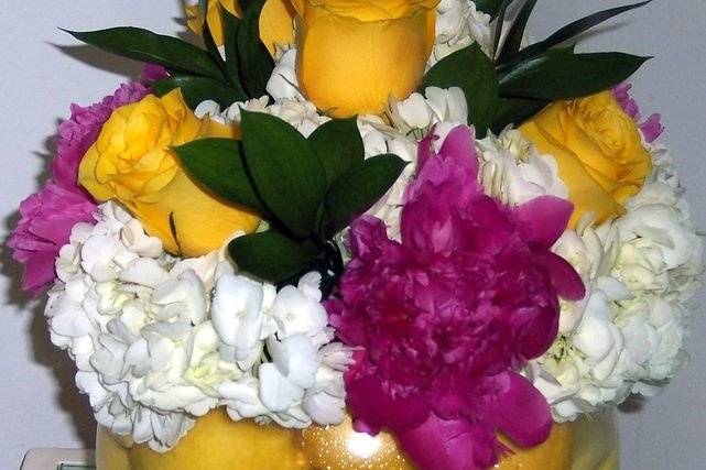 Lemons in a glass bowl with hydrangea and rosesyour guests will smile!