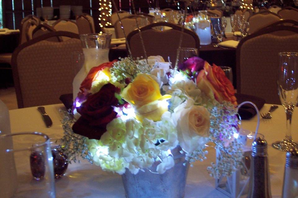 String lights make your flowers shine in a dim venue