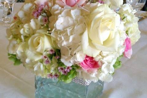 Lemons in a glass bowl with hydrangea and rosesyour guests will smile!