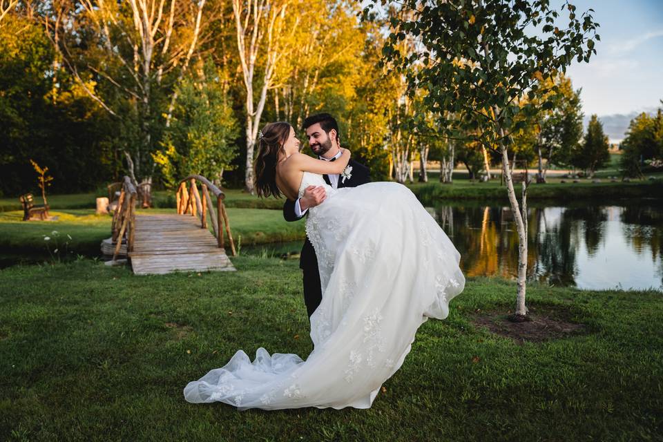 Newlywed portraits at the pond