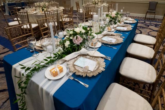Elegant floral runner